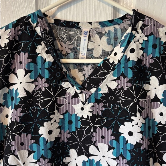 Floral Scrubs Top - Picture 3 of 5